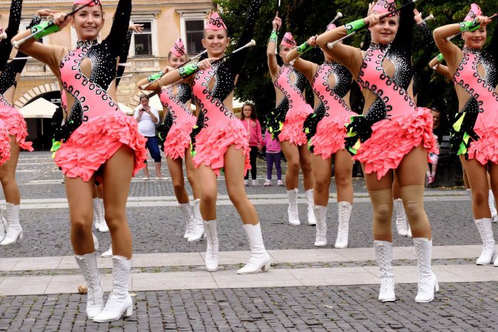 Ilustračný obrázok k článku Mažoretky Kontess v Šali úspešne reprezentujú: Spája ich láska k hudbe a tancu