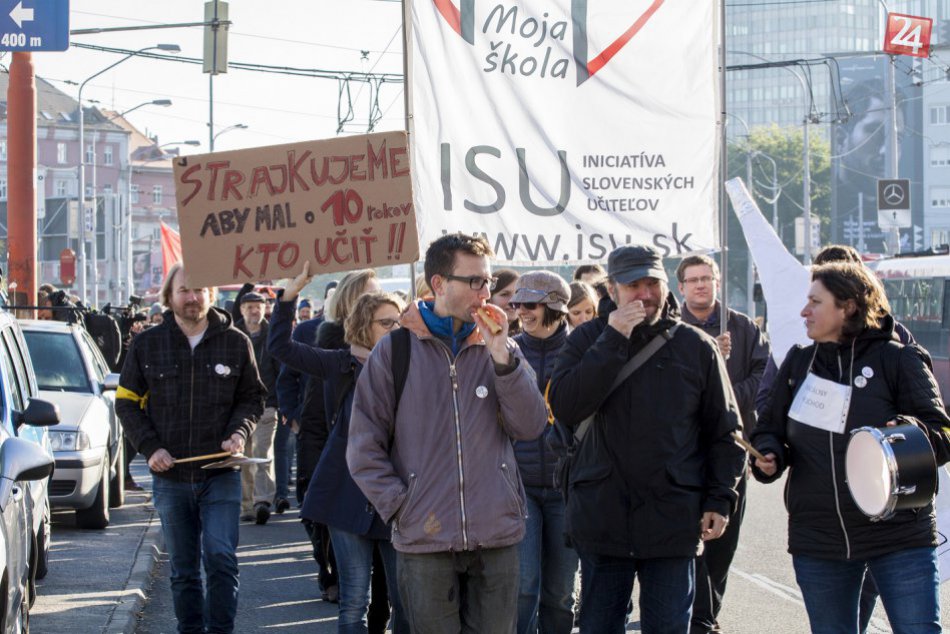 Ilustračný obrázok k článku Učiteľský protest: Pred ministerstvom financií žiadali viac peňazí do školstva