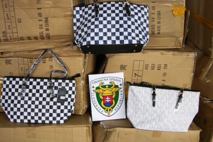 Ilustračný obrázok k článku Colníci opäť predvedú náplň svojej práce. Ukážu aj "fejky" a triky pašerákov