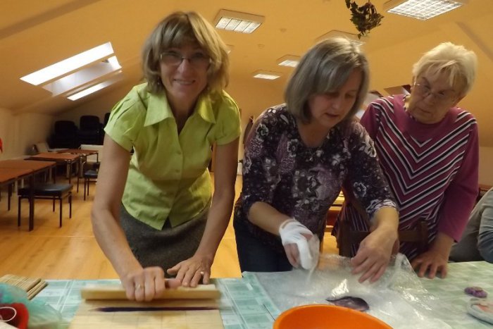 Ilustračný obrázok k článku KREATÍVNE V MÚZEU: Plstíme na mokro