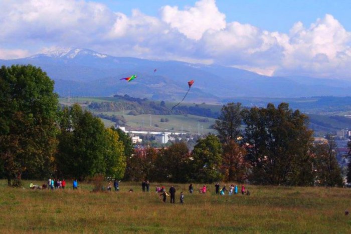 Ilustračný obrázok k článku FOTO a VIDEO: Jesenná nádhera na oblohe. Nebo nad Bystricou ovládli šarkany