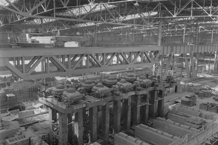 Na archívnej snímke z 31. októbra 1962 pri Košiciach výstavba studenej valcovne VSŽ.