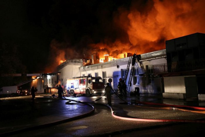 Ilustračný obrázok k článku Poriadne teplo a strach. V jednom zo slovenských podnikov horela kaliaca pec