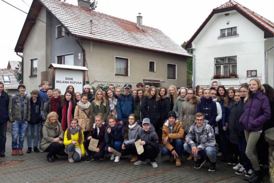 Ilustračný obrázok k článku Deň plný zážitkov: Študenti držali v rukách vzácne knihy a videli skvelé divadlo