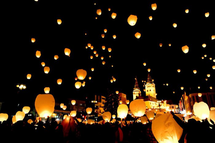 Ilustračný obrázok k článku Lampiónmi rozsvietia ulice: Netradičné podujatie v sobotný podvečer