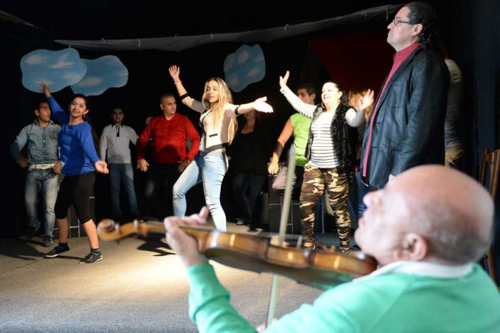 Ilustračný obrázok k článku Premiéra v Rómskom divadle: Kúzelný večer Romathanu