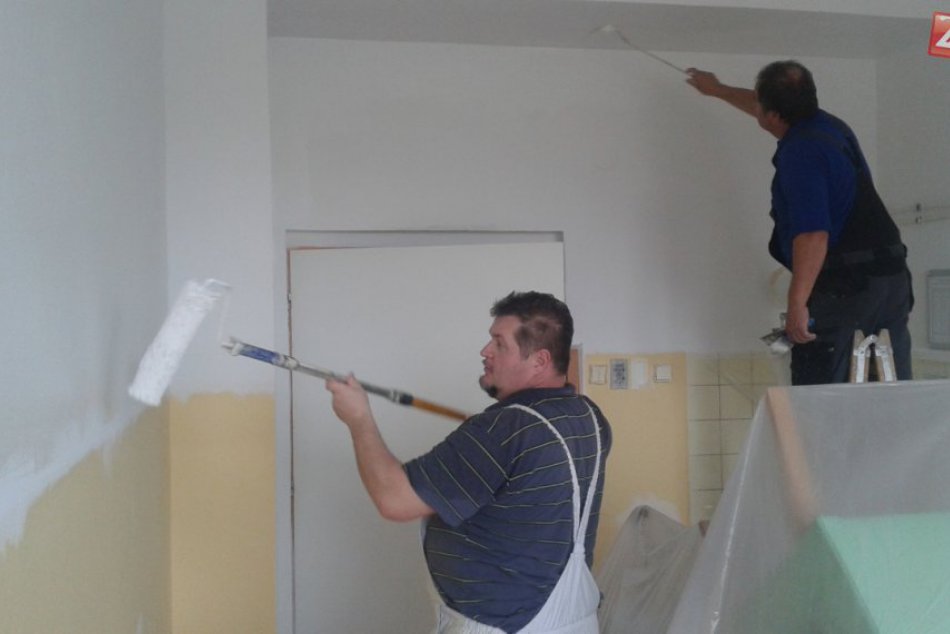 Ilustračný obrázok k článku FOTO a VIDEO: Do považskobystrickej nemocnice sa pustili desiatky maliarov naraz