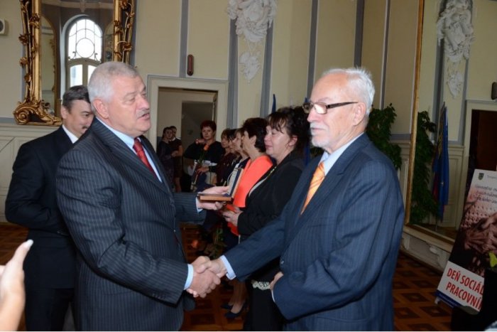 Ilustračný obrázok k článku Pocta pre Hlohovčana: Ladislav Svíčka sa 50 rokov zasadzuje za práva nepočujúcich