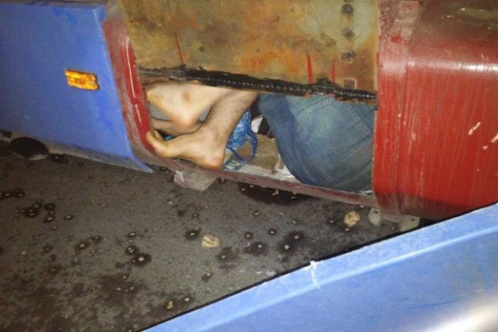 Ilustračný obrázok k článku VIDEO: Skupina Slovákov vyše roka pašovala migrantov do Európy. Natlačených v nádrži!