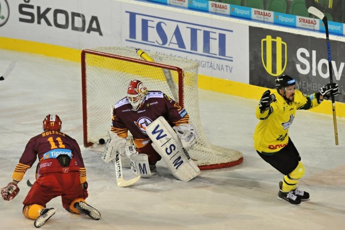 Ilustračný obrázok k článku Žilinskí hokejisti zvládli zápas v Trenčíne: Hovorka mal prsty vo všetkých štyroch góloch!