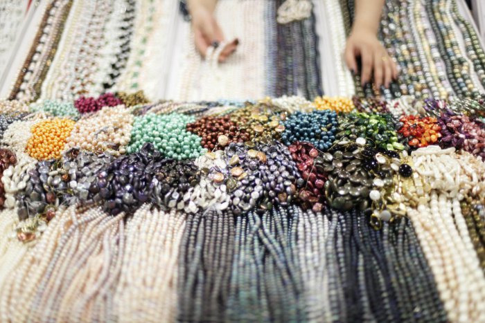 Ilustračný obrázok k článku Korálkové šperky aj hodvábne šatky. Ručne vyrobená nádhera vo Fiľakove