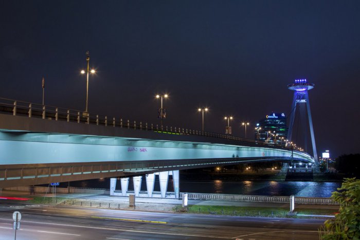 Ilustračný obrázok k článku Aké bude zajtra počasie? Most SNP sa každý večer zmení na dominantnú rosničku