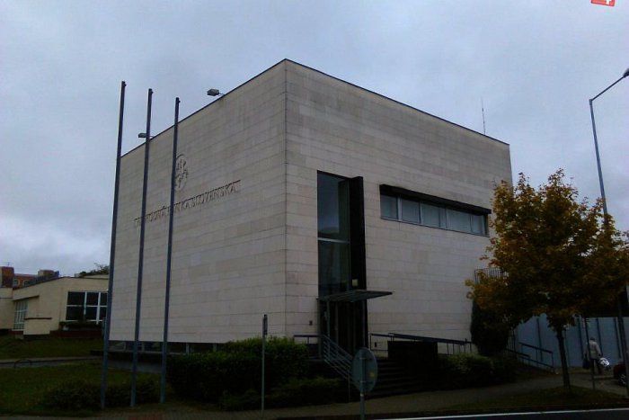 Ilustračný obrázok k článku FOTO: Budova banky v Lučenci už roky zíva prázdnotou. Má sa to zmeniť?