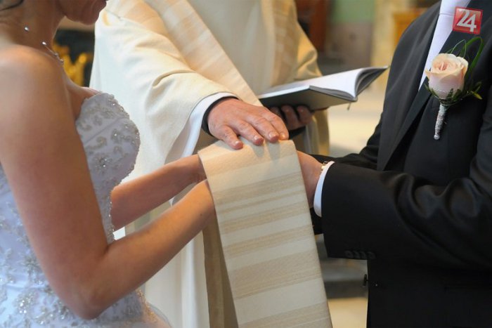 Ilustračný obrázok k článku SVET O SLOVENSKU: Falošné manželstvo s len 16-ročnou nevestou