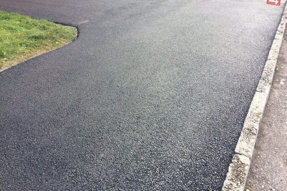 Ilustračný obrázok k článku V Ždiari vrcholí rekonštrukcia cesty: Súčasťou bude nový chodník či osvetlené priechody