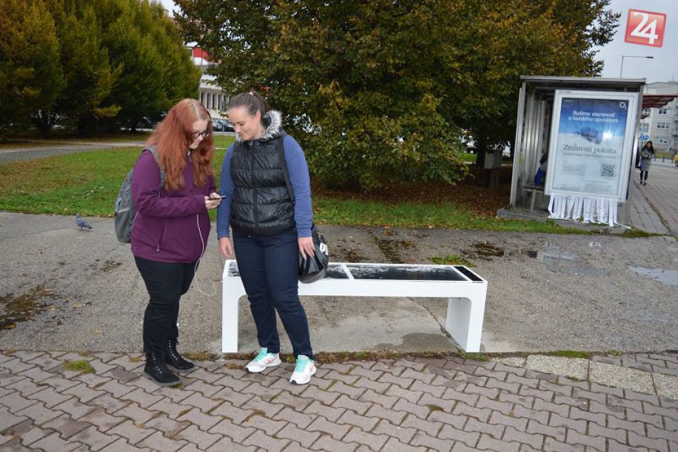 Ilustračný obrázok k článku FOTO: Novinka na bystrickom námestí. Inteligentná lavička ohreje aj nabije mobil