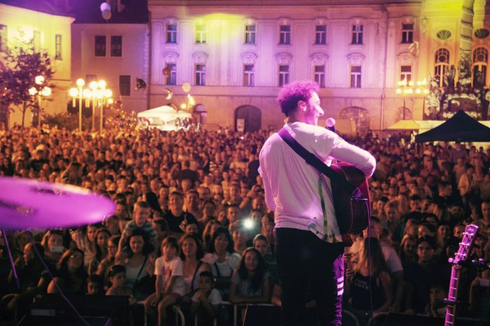 Ilustračný obrázok k článku Spevák Bystrík má nový klip: Hviezdi v ňom trnavská tanečnica! VIDEO