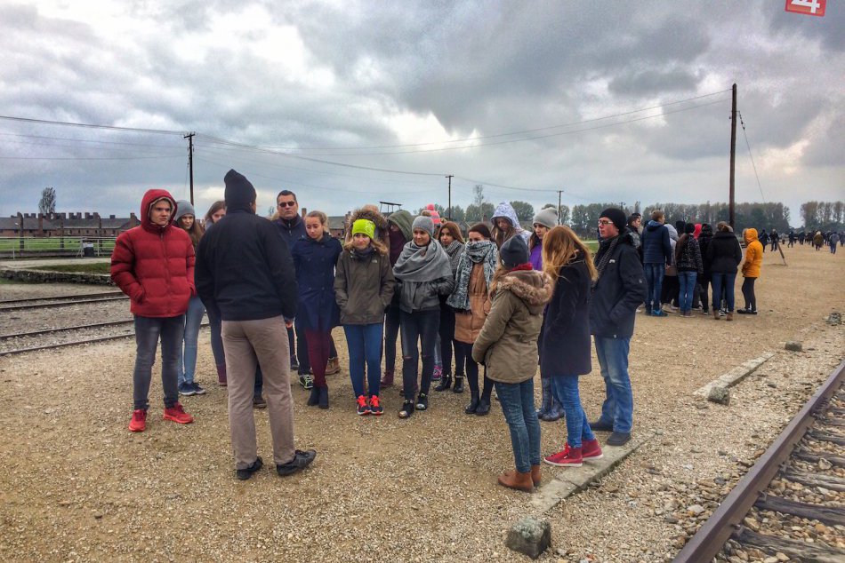 Ilustračný obrázok k článku Popradskí bilingvalisti v Osvienčime: Koncentračný tábor ostáva mementom