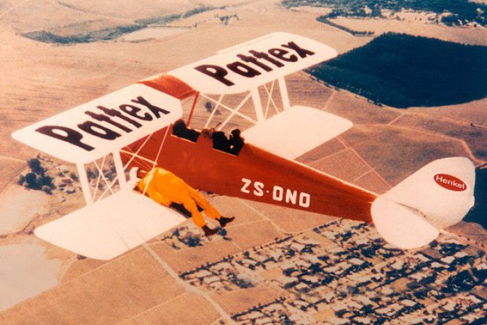 Ilustračný obrázok k článku Aj takto sa dá otestovať sila lepidla: Riaditeľa prichytili na krídlo lietadla a hor sa do oblakov