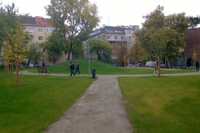 Ilustračný obrázok k článku Park pod Slovenským rozhlasom slávnostne otvorili. Tešiť sa môžu aj psičkári