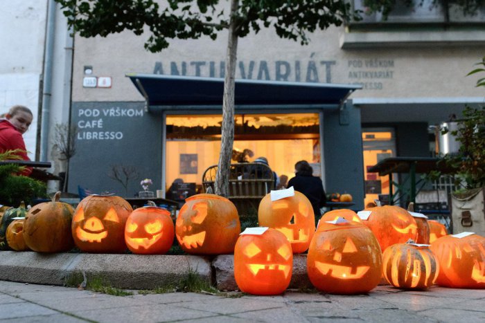 Ilustračný obrázok k článku Kupecká ulica v Nitre sa opäť rozžiari: Blíži sa Piatok Tekvicového