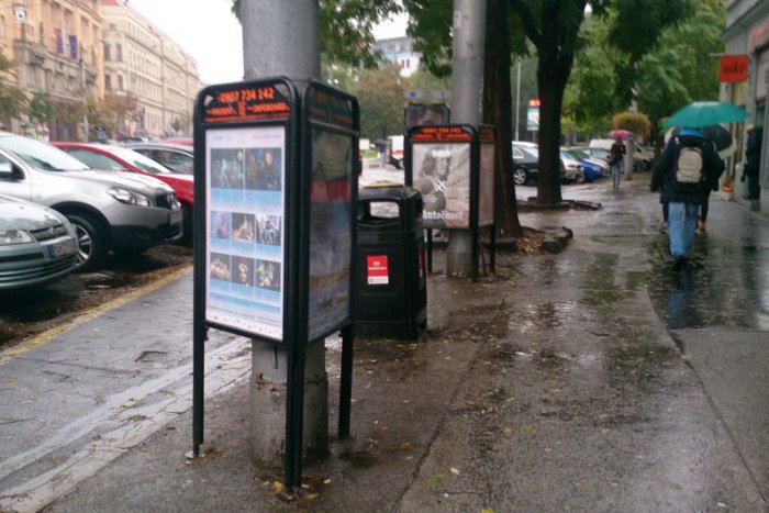 Ilustračný obrázok k článku Mesto začalo odstraňovať reklamné trojnožky. Ich majiteľ podal trestné oznámenie