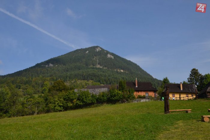 Ilustračný obrázok k článku Rekordná návštevnosť Vlkolínca a 30-metrový dlhý tkaný koberec od turistov