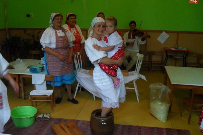 Ilustračný obrázok k článku FOTO: Deti okúsili tradície Horehronia. Kapustu tlačili priamo v materskej škole