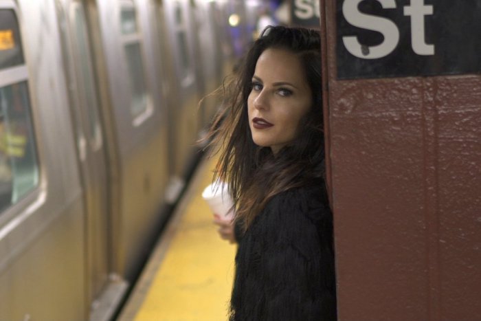 Ilustračný obrázok k článku Prešovčanka Katka Knechtová má nový klip: K chytľavej piesni ho točila v New Yorku