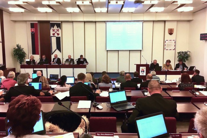 Ilustračný obrázok k článku Mestskí poslanci opäť rokujú: Sledujte nás online