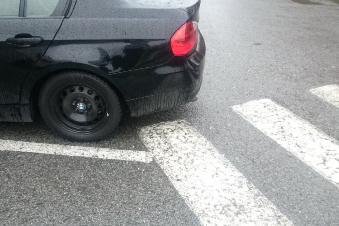 Ilustračný obrázok k článku Kuriozita v Prešove: Parkujúce autá zasahujú až do priechodu pre chodcov! FOTO