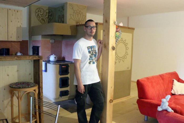 Ilustračný obrázok k článku KURIOZITA DŇA: Slovák sa vykašľal na život v betónovej džungli. Obýva slamený dom