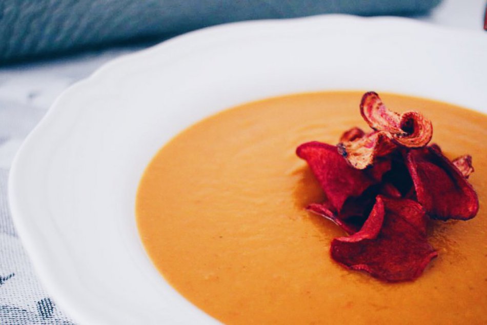 Ilustračný obrázok k článku Redakcia radí: Krémová polievka z pečenej tekvice s cviklovými čipsami