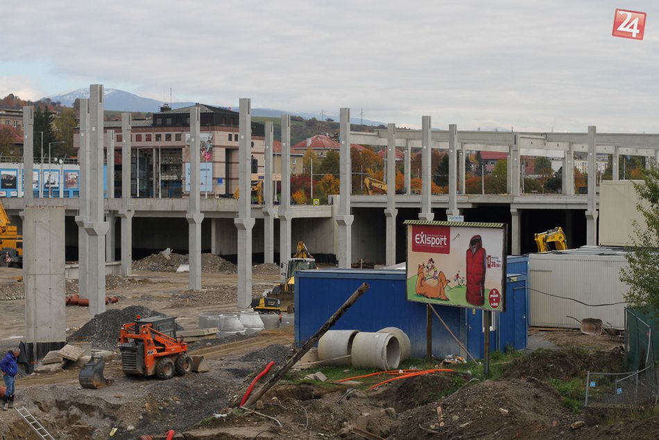 Ilustračný obrázok k článku FOTO: Práce v plnom prúde. Z prachu vyrastá skelet novej bystrickej stanice