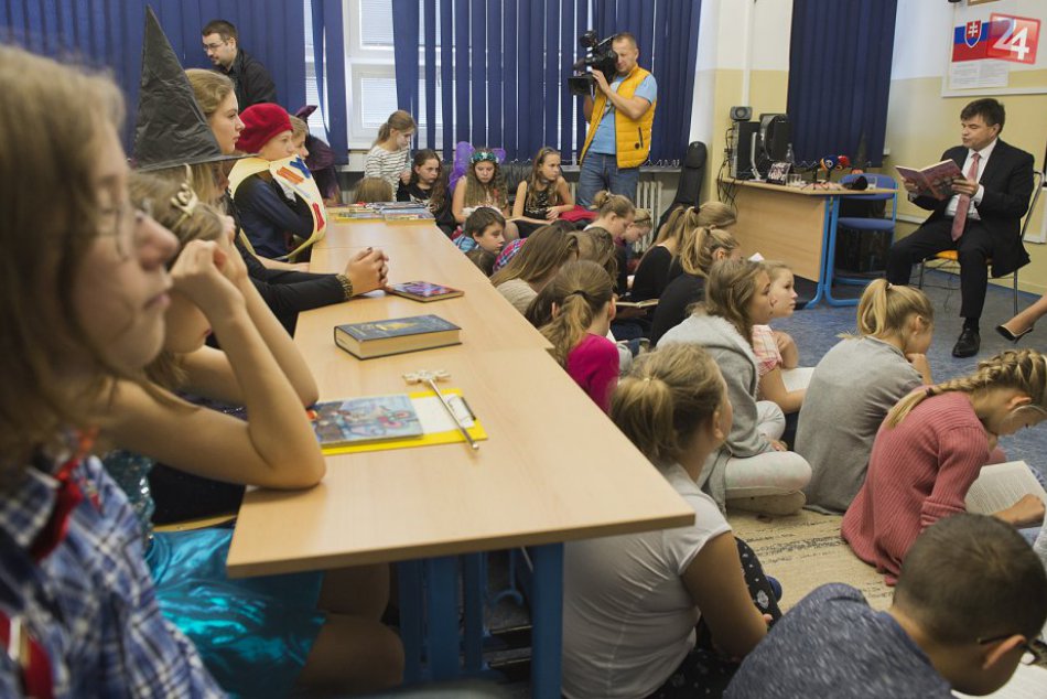 Ilustračný obrázok k článku V základných školách sa dnes čítali rozprávky, zapojil sa aj minister školstva