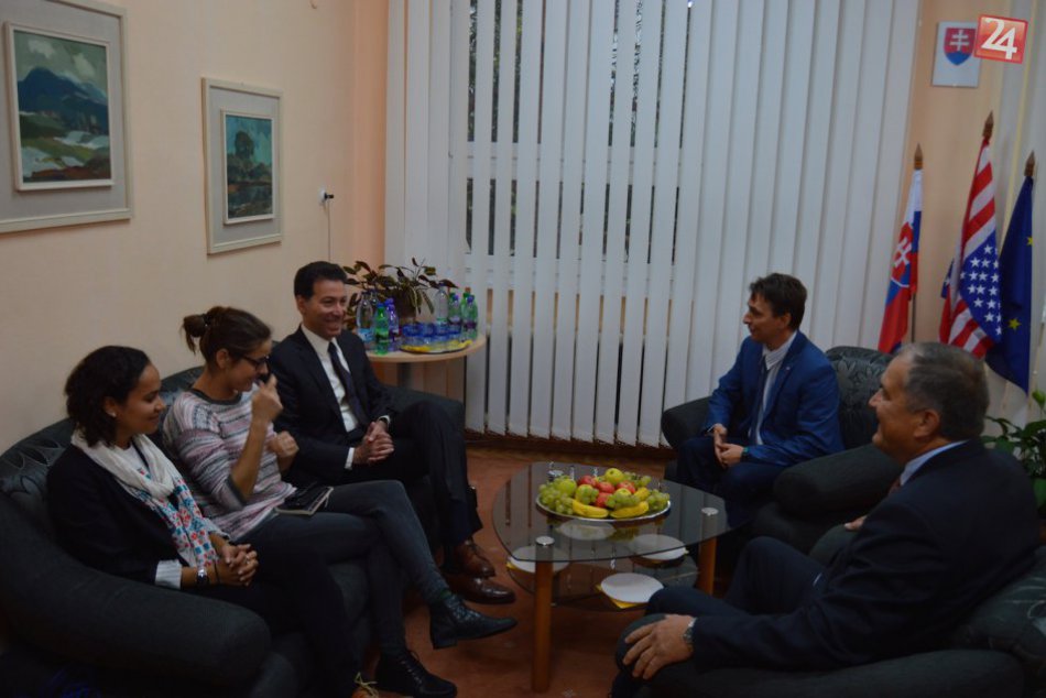 Ilustračný obrázok k článku Nový americký veľvyslanec spoznáva Slovensko: V Poprade sa stretol s gymnazistami