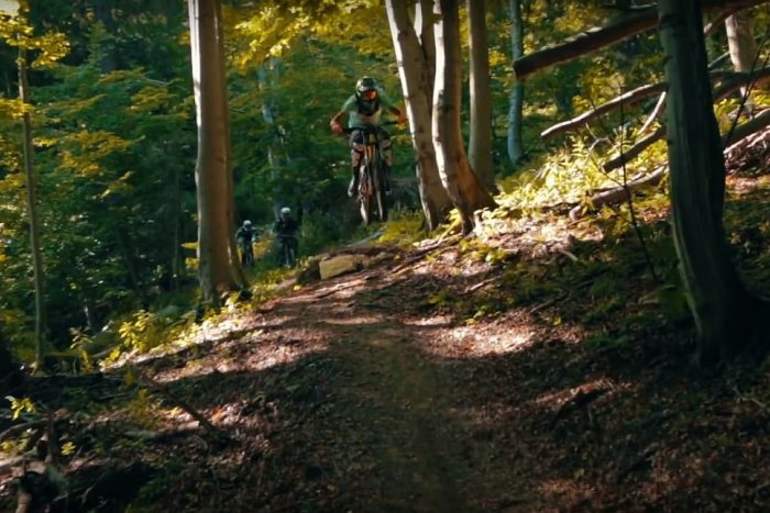 Ilustračný obrázok k článku VIDEO: Bystrickí bikeri zažili poriadny adrenalín. Downhill zjazd na Donovaloch