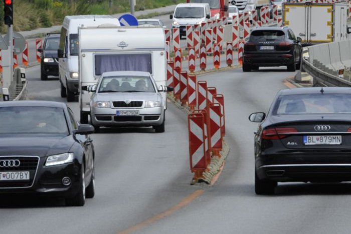 Ilustračný obrázok k článku Šoférovi na diaľnici preplo. Fyzicky napadol ženu a vystrašil jej malé deti!