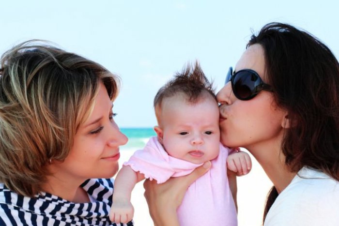 Ilustračný obrázok k článku Dočkáme sa aj u nás? Homosexuáli v Čechách si budú môcť osvojiť nevlastné deti