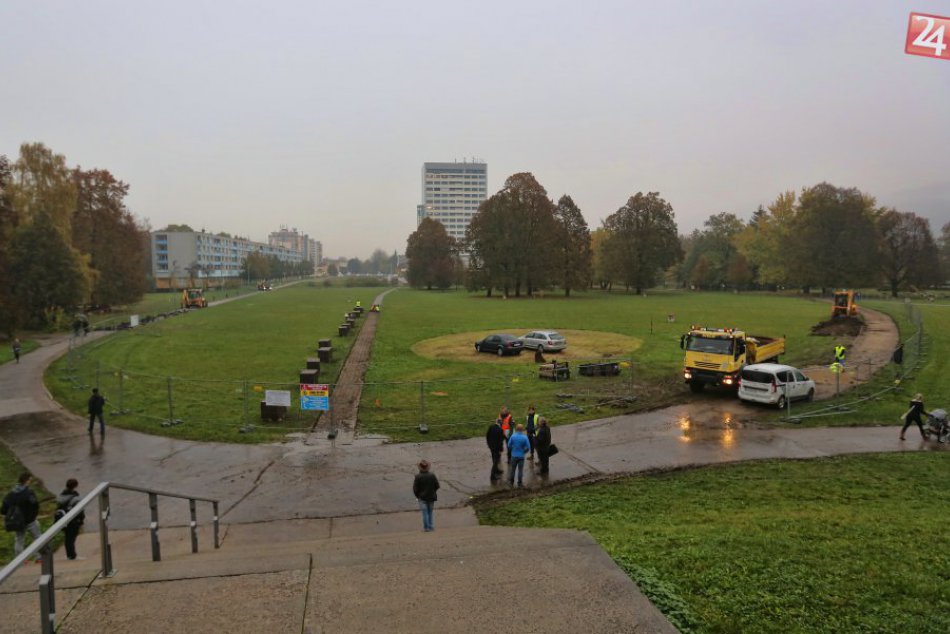 Ilustračný obrázok k článku FOTO: Bystrica nebude mať len novú autobusku. V parku vyrastá korčuliarska dráha