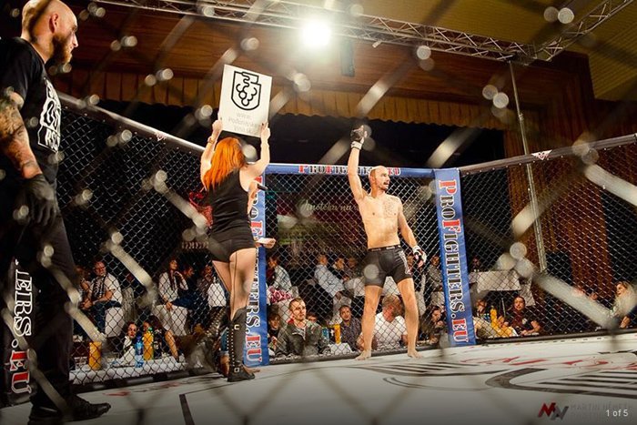 Ilustračný obrázok k článku Len pre drsné povahy! Profesionálni bojovníci si to rozdajú medzi sebou v klietke