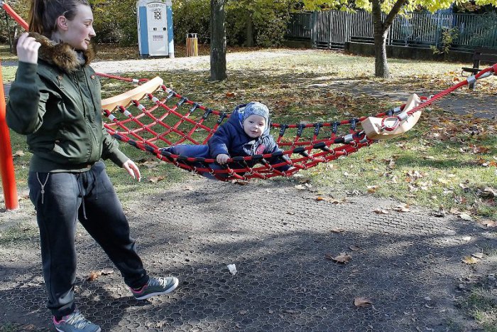 Ilustračný obrázok k článku Dúbravčania sa pohojdajú. Mestská časť oživuje ihriská, pribudli hojdacie siete