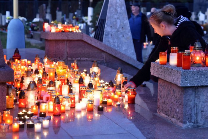 Ilustračný obrázok k článku Považskobystrické cintoríny pred Dušičkami: V akom čase budú otvorené?