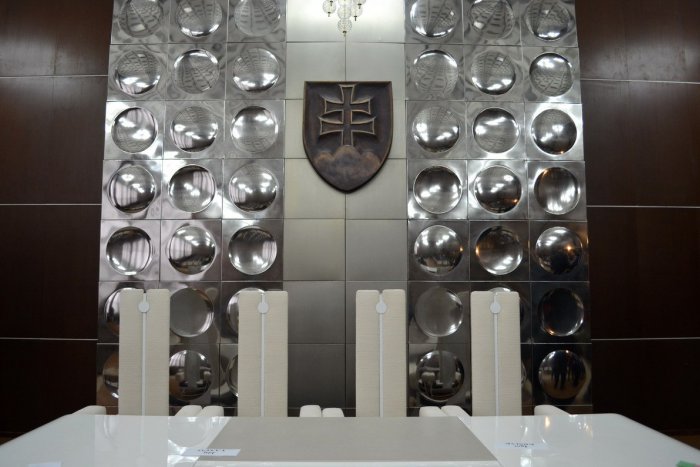 Ilustračný obrázok k článku Poslanci dostanú vyššie odmeny: Prilepšia si za sobáš aj za obrad mimo úradu