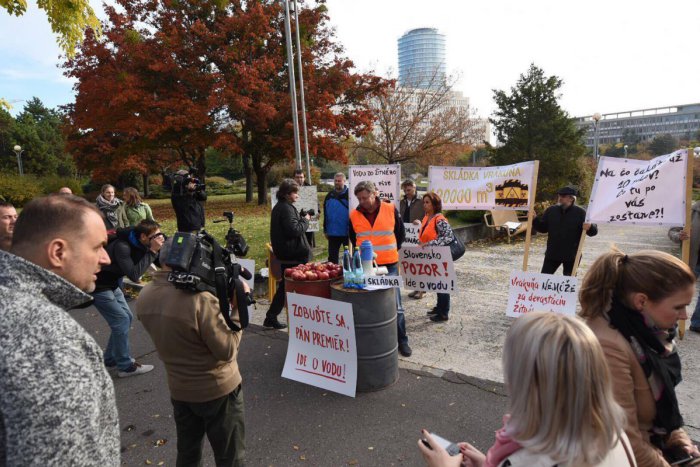 Ilustračný obrázok k článku Obyvatelia Vrakune protestovali pred Úradom vlády: Nečakajme na ekologickú katastrofu!