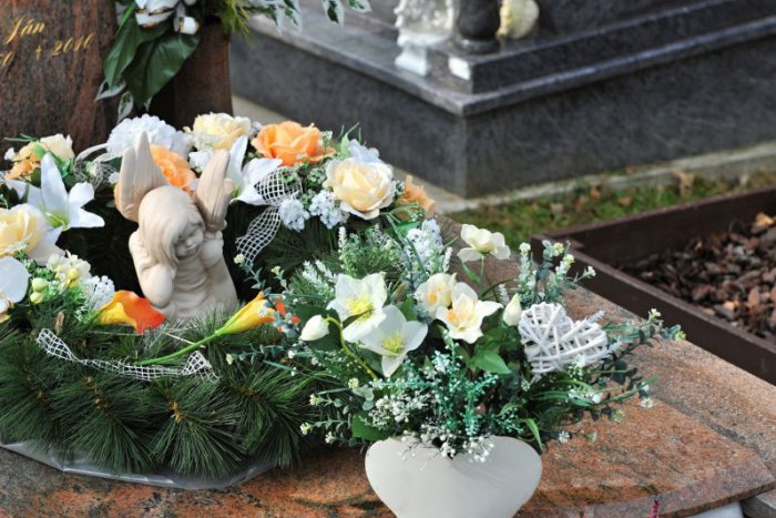 Ilustračný obrázok k článku Cintorín je pripravený na sviatky: Drony už nad ním nelietajú