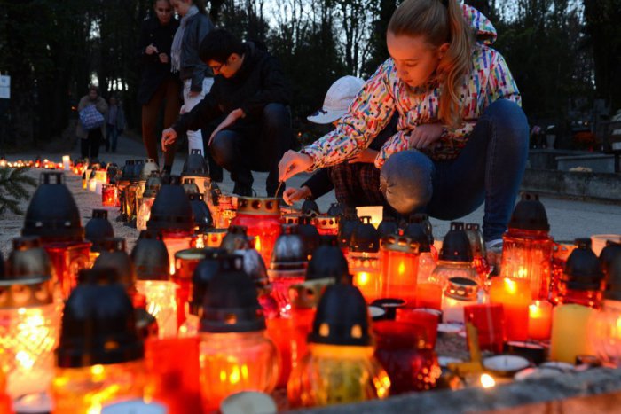 Ilustračný obrázok k článku Veľký dušičkový prehľad: Ako sa na významný sviatok pripravujú slovenské mestá