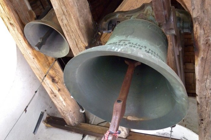 Ilustračný obrázok k článku V kostole sa lúčia so zosnulými aj zabávajú: Niektorým obyvateľom sa to nepáči