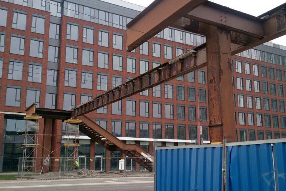 Ilustračný obrázok k článku Po lávke na Nivách sa už definitívne neprejdete. Ako pokračujú práce?