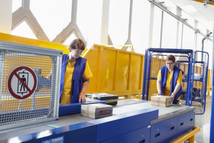 Ilustračný obrázok k článku Už nebudeme musieť stáť v rade. Slovenská pošta chystá terminály na výdaj balíkov